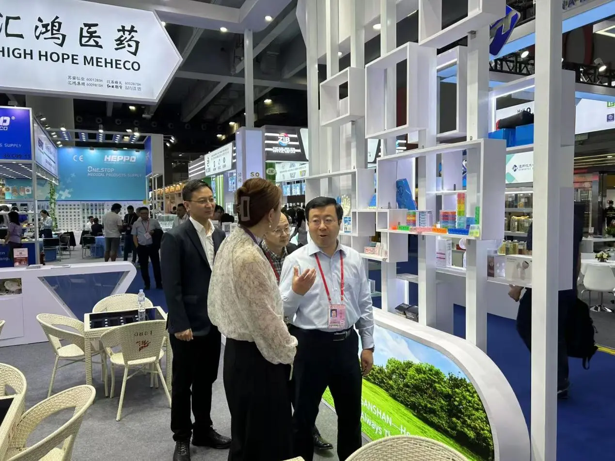 Focus On Intelligent Health Product Innovation And Upgrading–huihong Pharmaceutical Company Appeared At The 137th Canton Fair In Full Costume