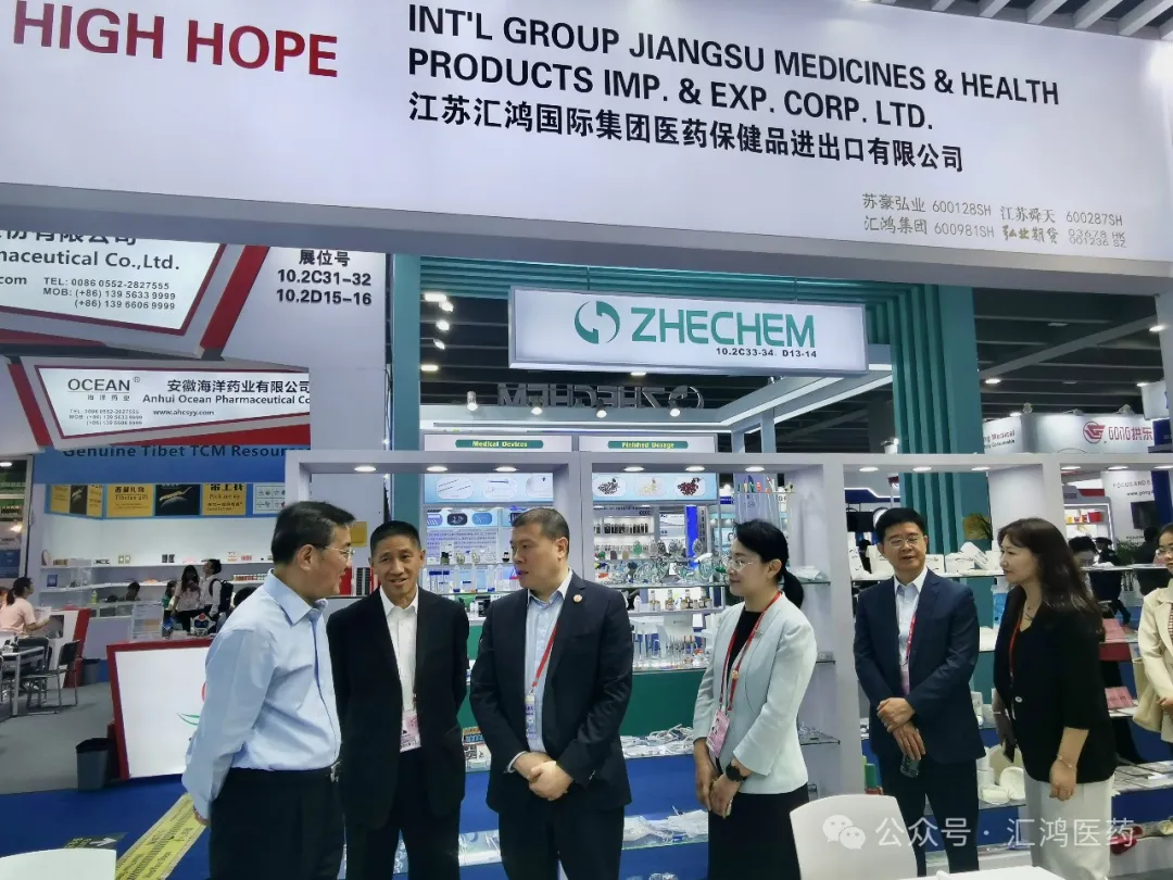 Vice Minister Of Commerce Li Fei Investigates Huihong Pharmaceutical Company’s Medical Insurance Booth At The Canton Fair